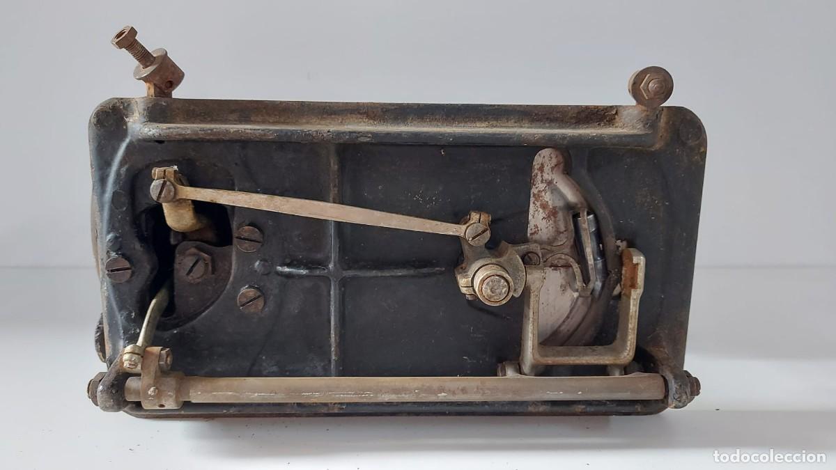 Antig&uuml;edades: M&aacute;quina de coser marca SINGER - Foto 7