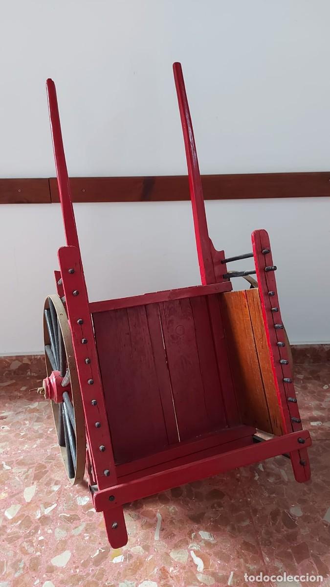 Antig&uuml;edades: Carreta de madera ornamental lacada - Foto 2