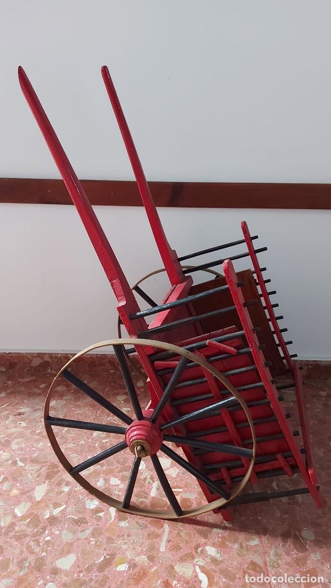 Antig&uuml;edades: Carreta de madera ornamental lacada - Foto 3