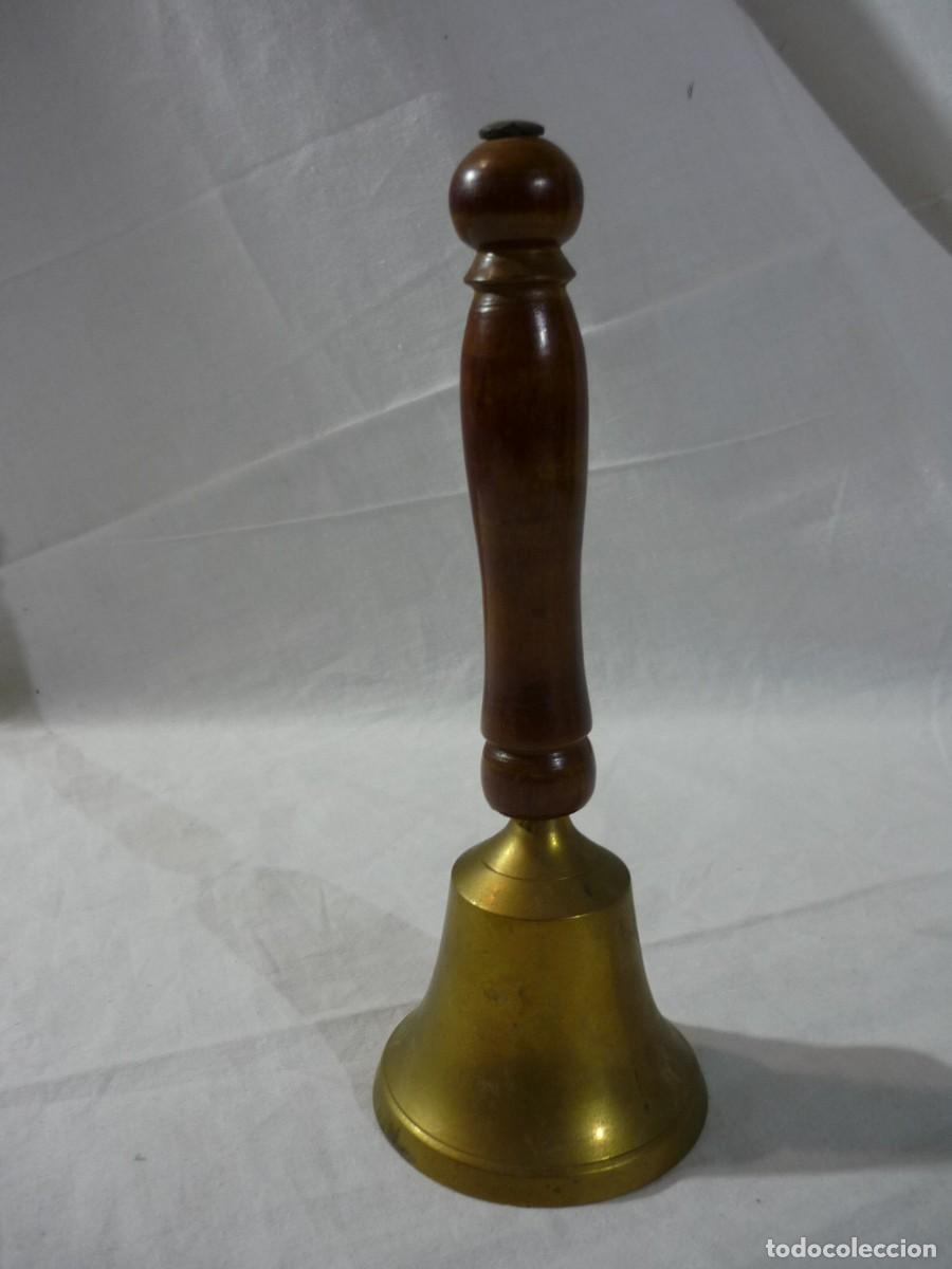 Antig&uuml;edades: Campana de bronce con mango de madera - Foto 2