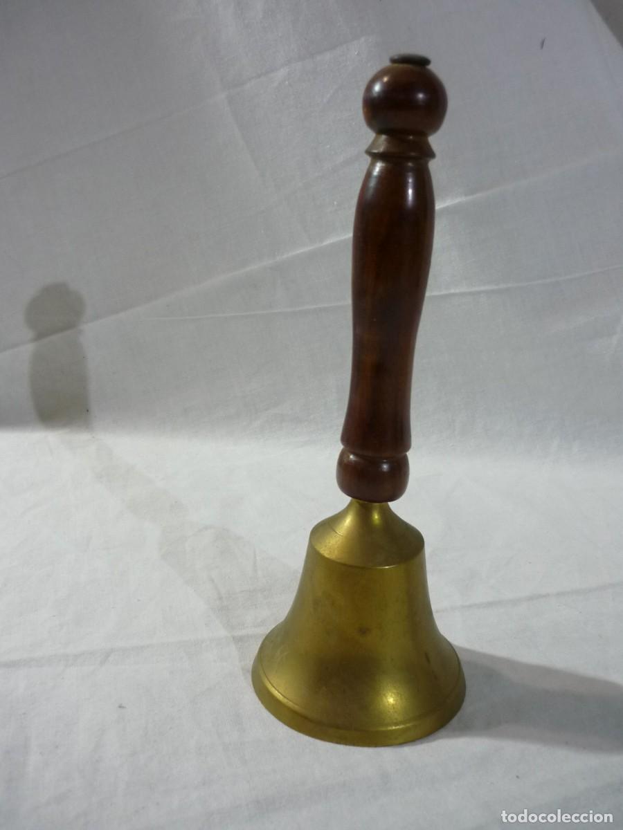 Antig&uuml;edades: Campana de bronce con mango de madera - Foto 4