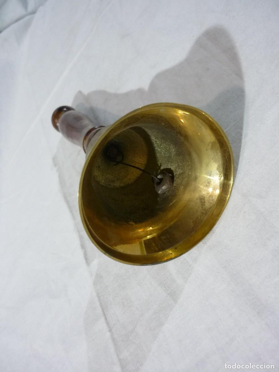 Antig&uuml;edades: Campana de bronce con mango de madera - Foto 6