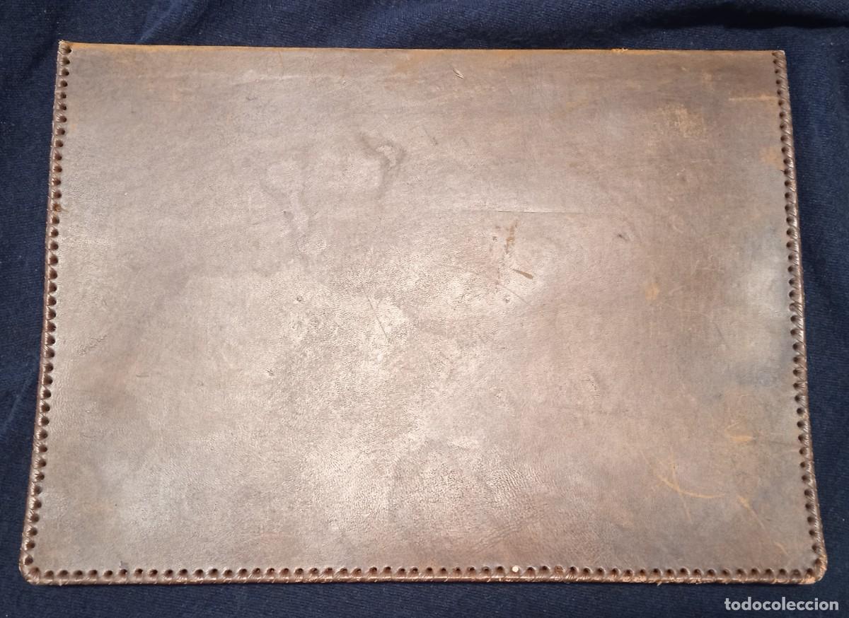 Antig&uuml;edades: Antiguo porta documentos cuero repujado - Foto 2