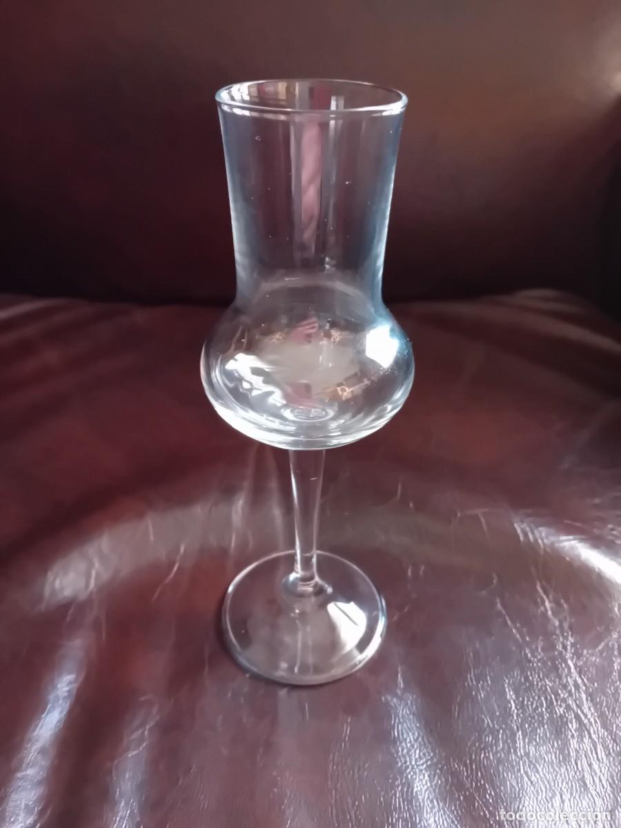 Antig&uuml;edades: Copa o vaso de grappa, no lleva sello - Foto 1