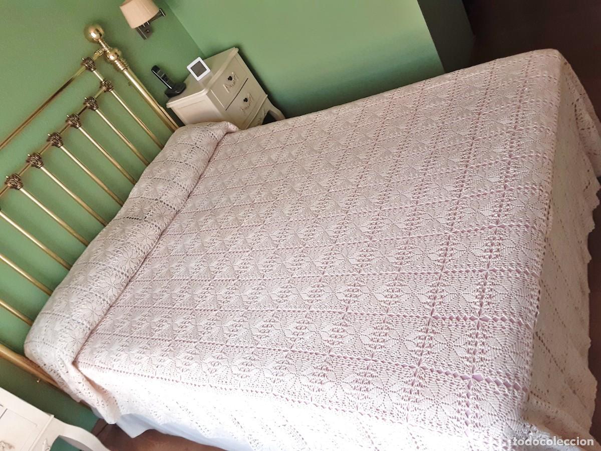 Antig&uuml;edades: COLCHA DE GANCHILLO DE HILO HECHA A MANO - Foto 3