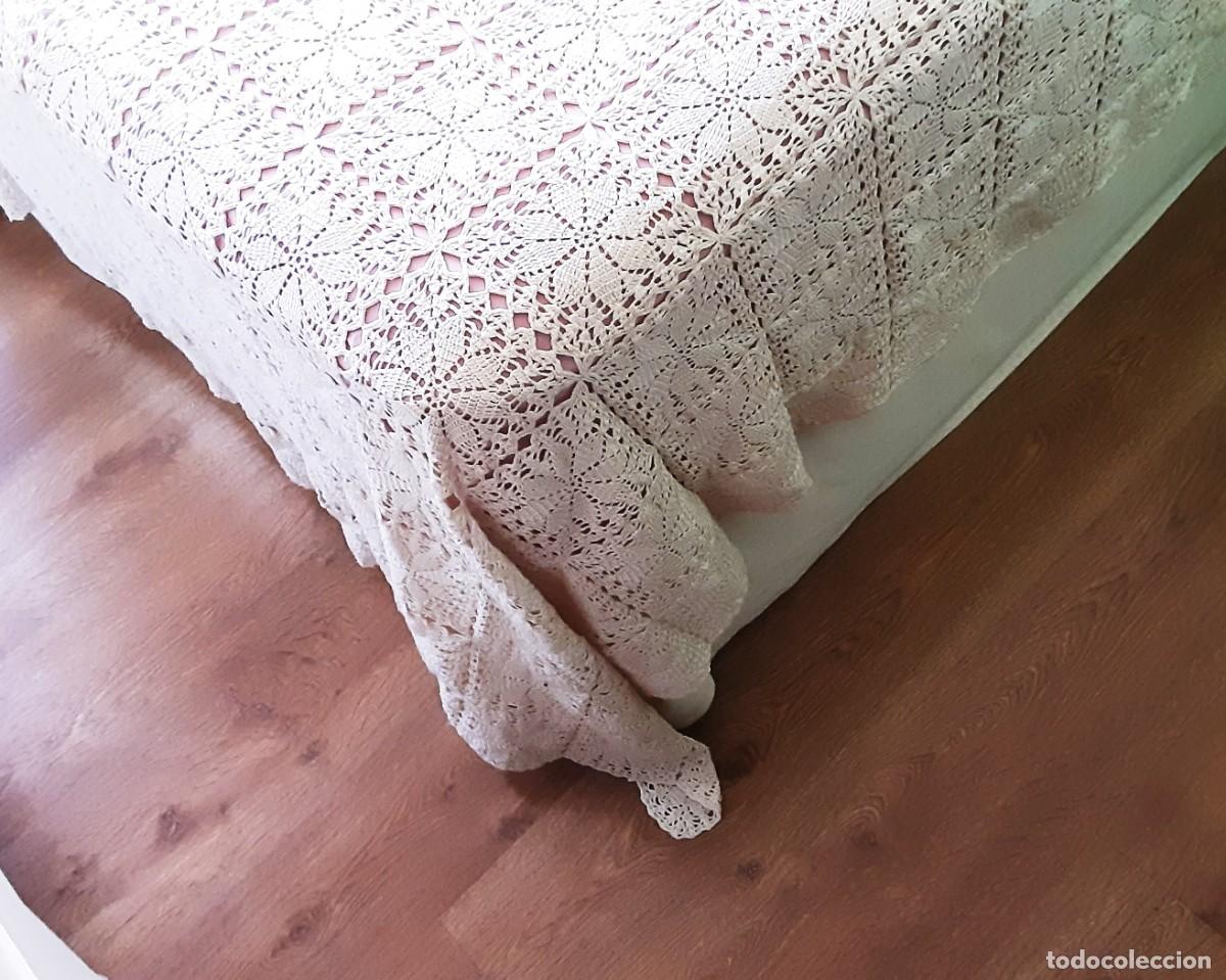 Antig&uuml;edades: COLCHA DE GANCHILLO DE HILO HECHA A MANO - Foto 8