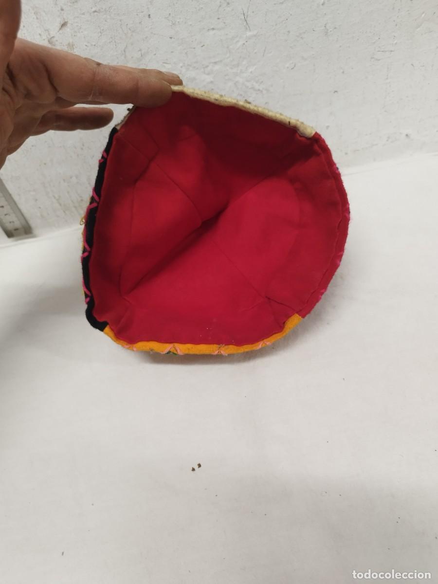 Antig&uuml;edades: Antiguo gorro tipico de madeira. - Foto 2