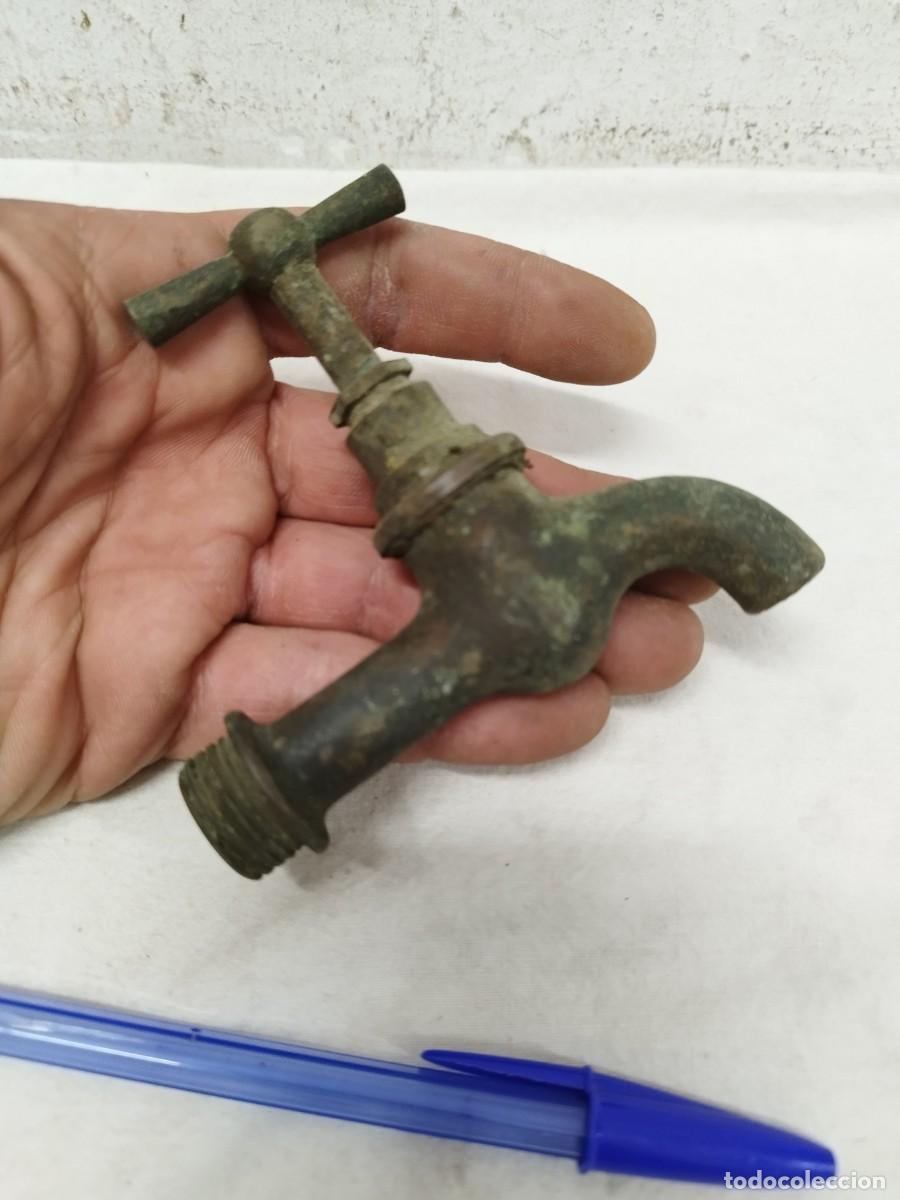 Antig&uuml;edades: Antiguo grifo de laton o bronce. - Foto 1