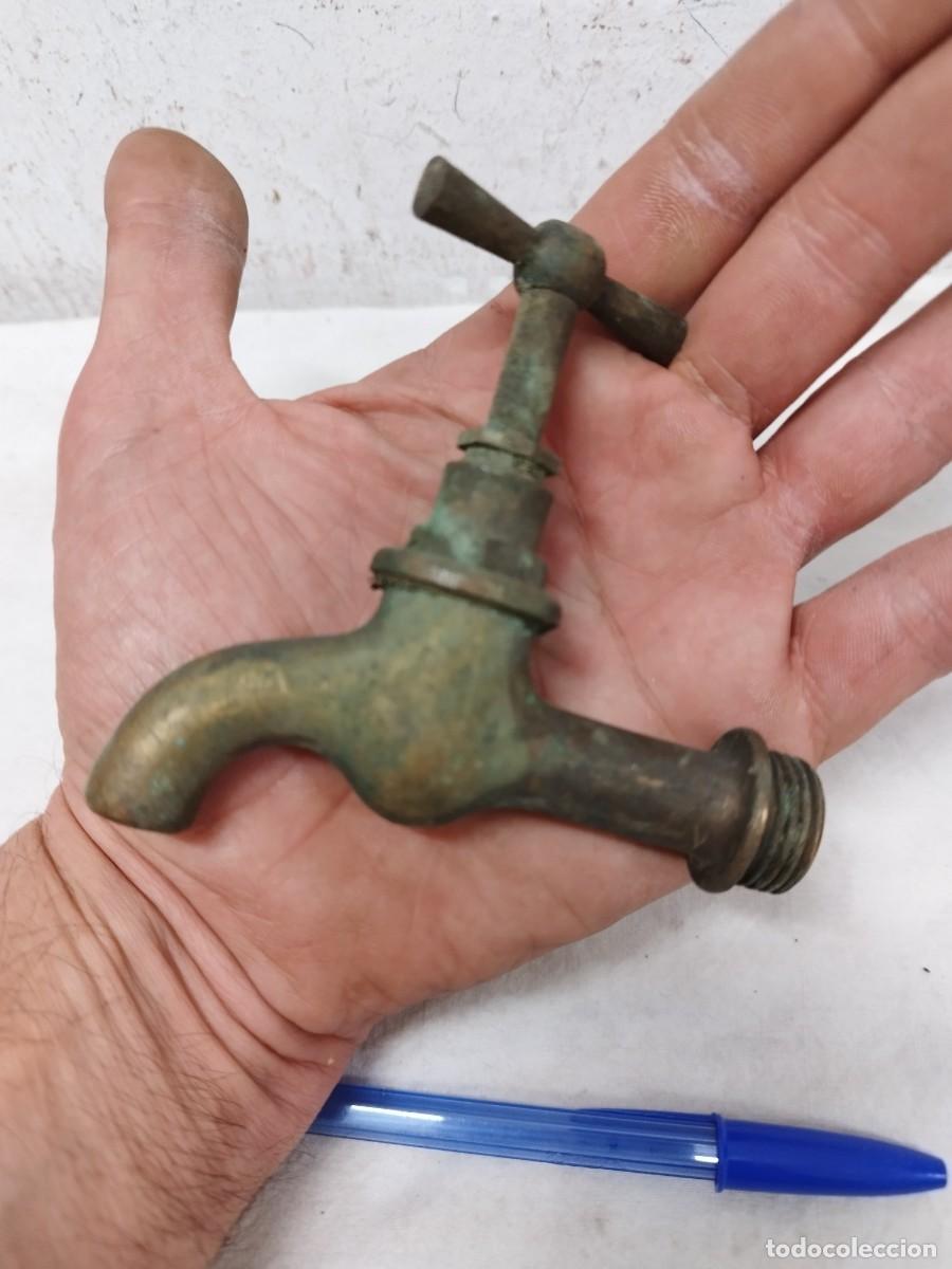 Antig&uuml;edades: Antiguo grifo de laton o bronce. - Foto 4