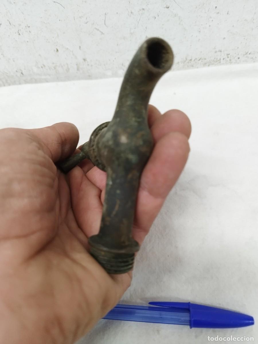 Antig&uuml;edades: Antiguo grifo de laton o bronce. - Foto 5