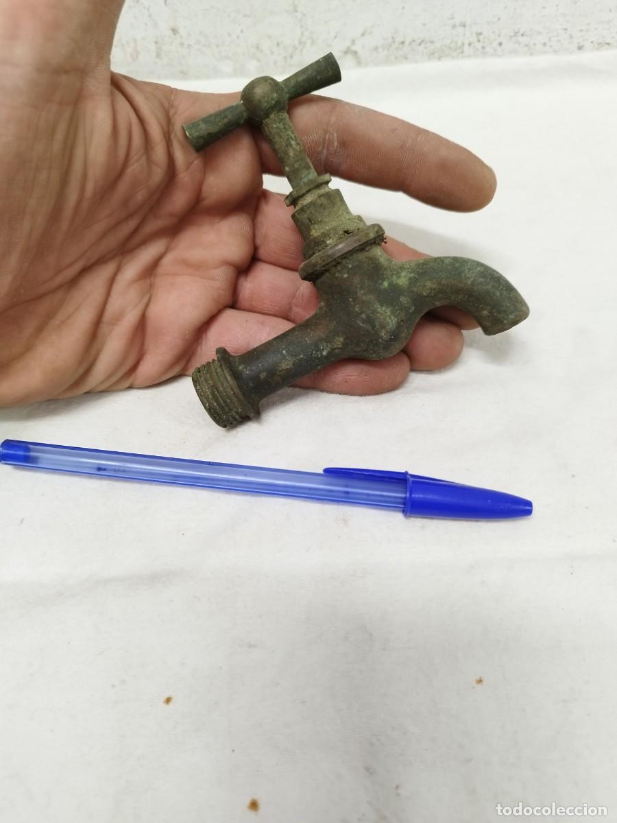 Antig&uuml;edades: Antiguo grifo de laton o bronce. - Foto 7