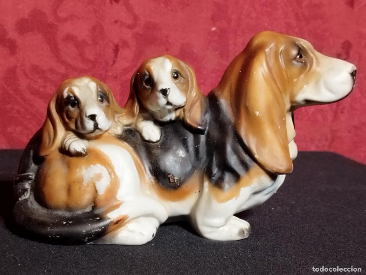 Oggetti Antichi: BONITA FIGURA PORCELANA BISCUIT PERROS FAMILIA CACHORROS BASSET HOUND