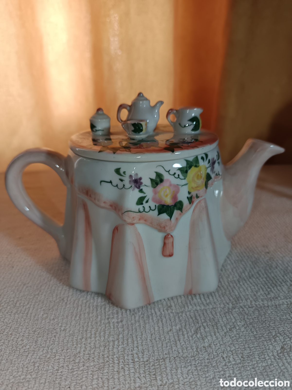Antig&uuml;edades: Tetera de porcelana con miniaturas de te. - Foto 1