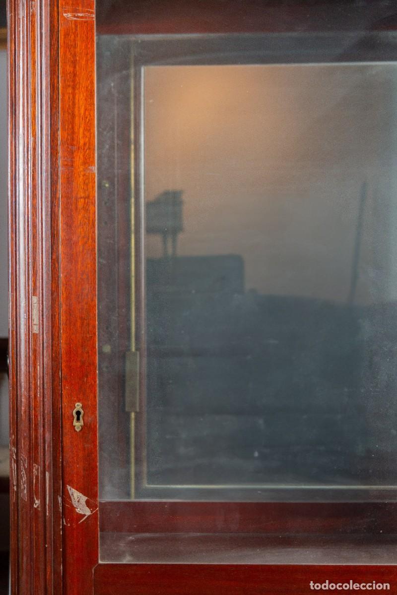 Antig&uuml;edades: Vitrina, estilo Luis XVI. - Foto 2