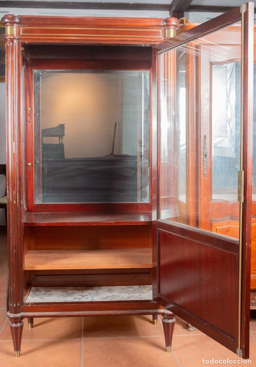 Antig&uuml;edades: Vitrina, estilo Luis XVI. - Foto 4