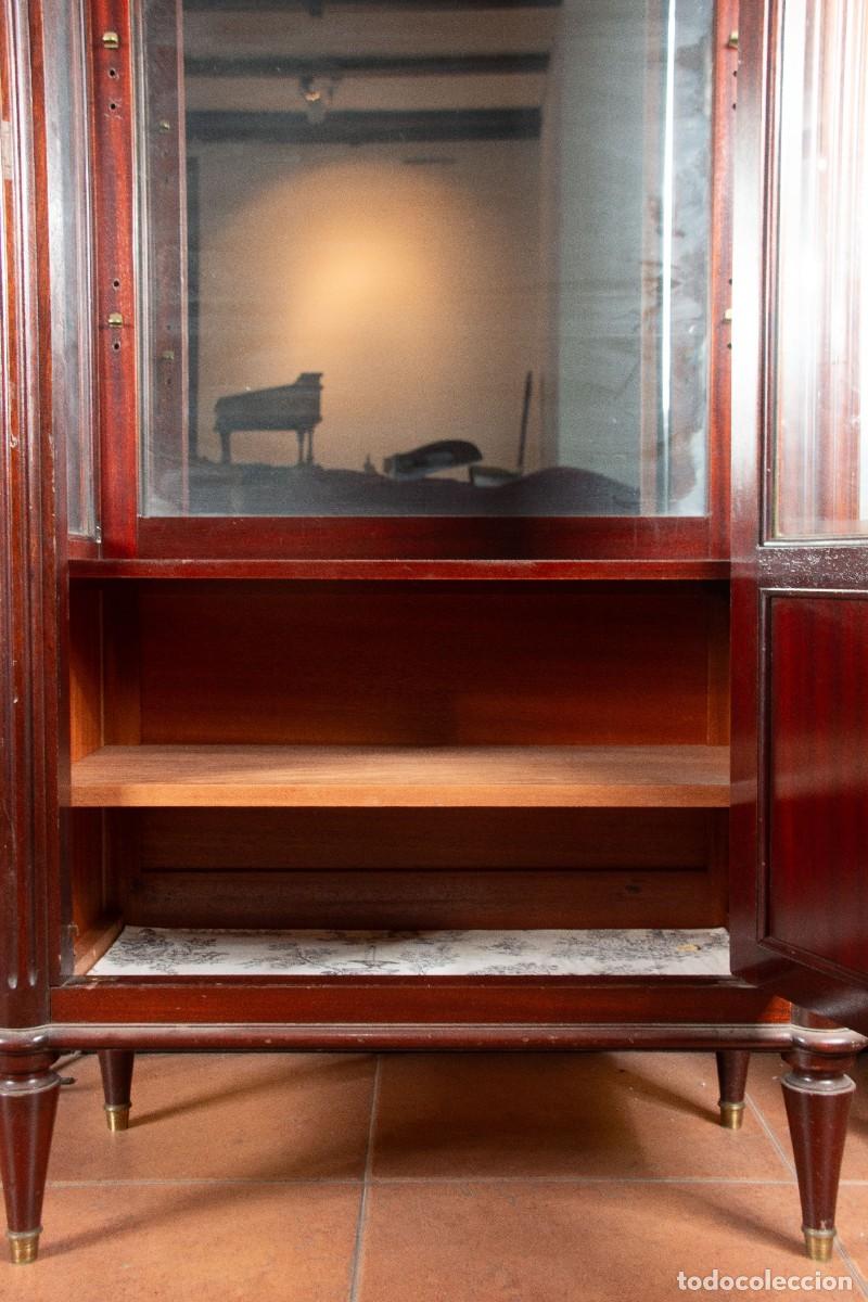 Antig&uuml;edades: Vitrina, estilo Luis XVI. - Foto 5