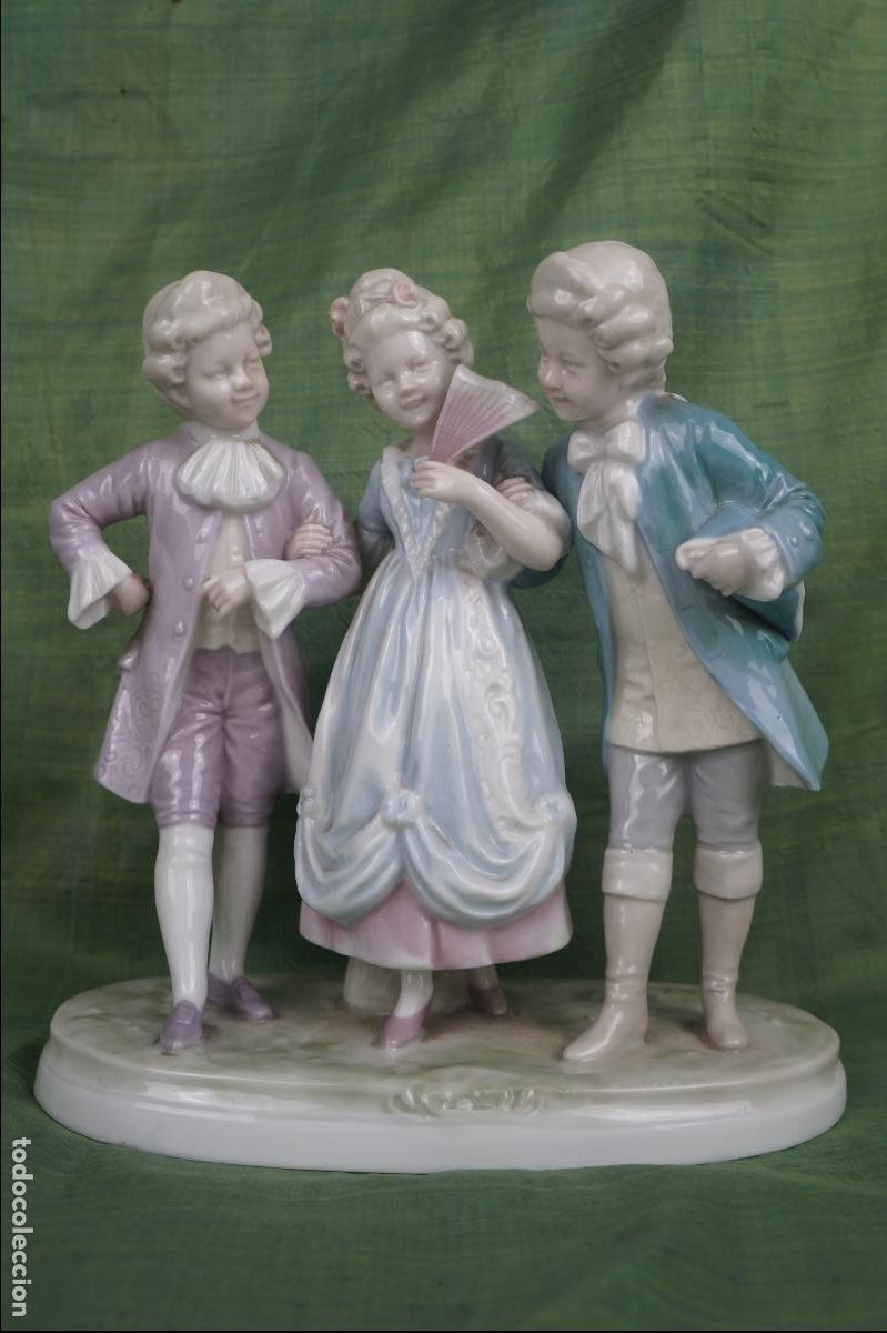 Antig&uuml;edades: Tres j&oacute;venes galantes en escena costumbrista en porcelana