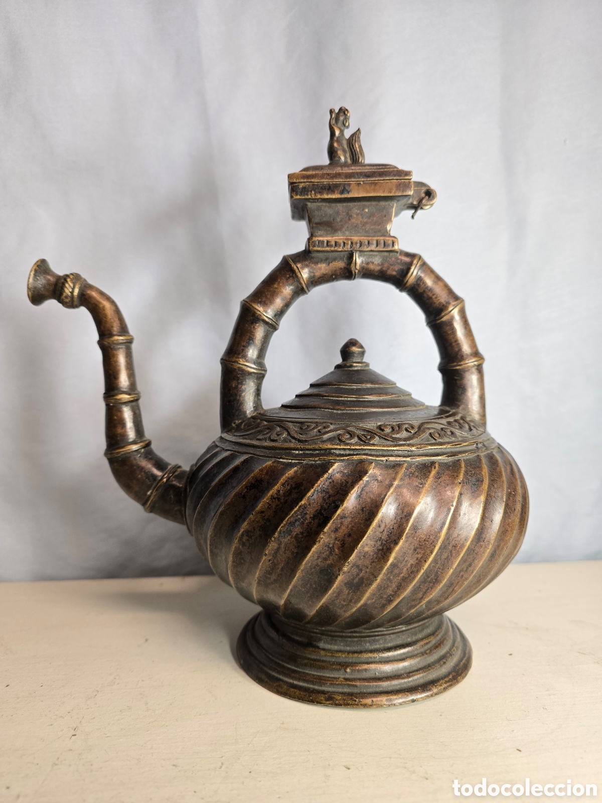 Antig&uuml;edades: Jarra de vino hecha a mano con mango de bamb&uacute; de la novena dinast&iacute;a china.