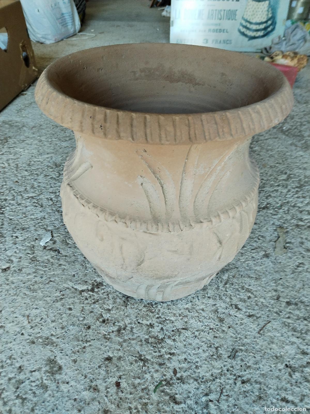 Antig&uuml;edades: macetero en terracota con relieves - Foto 2