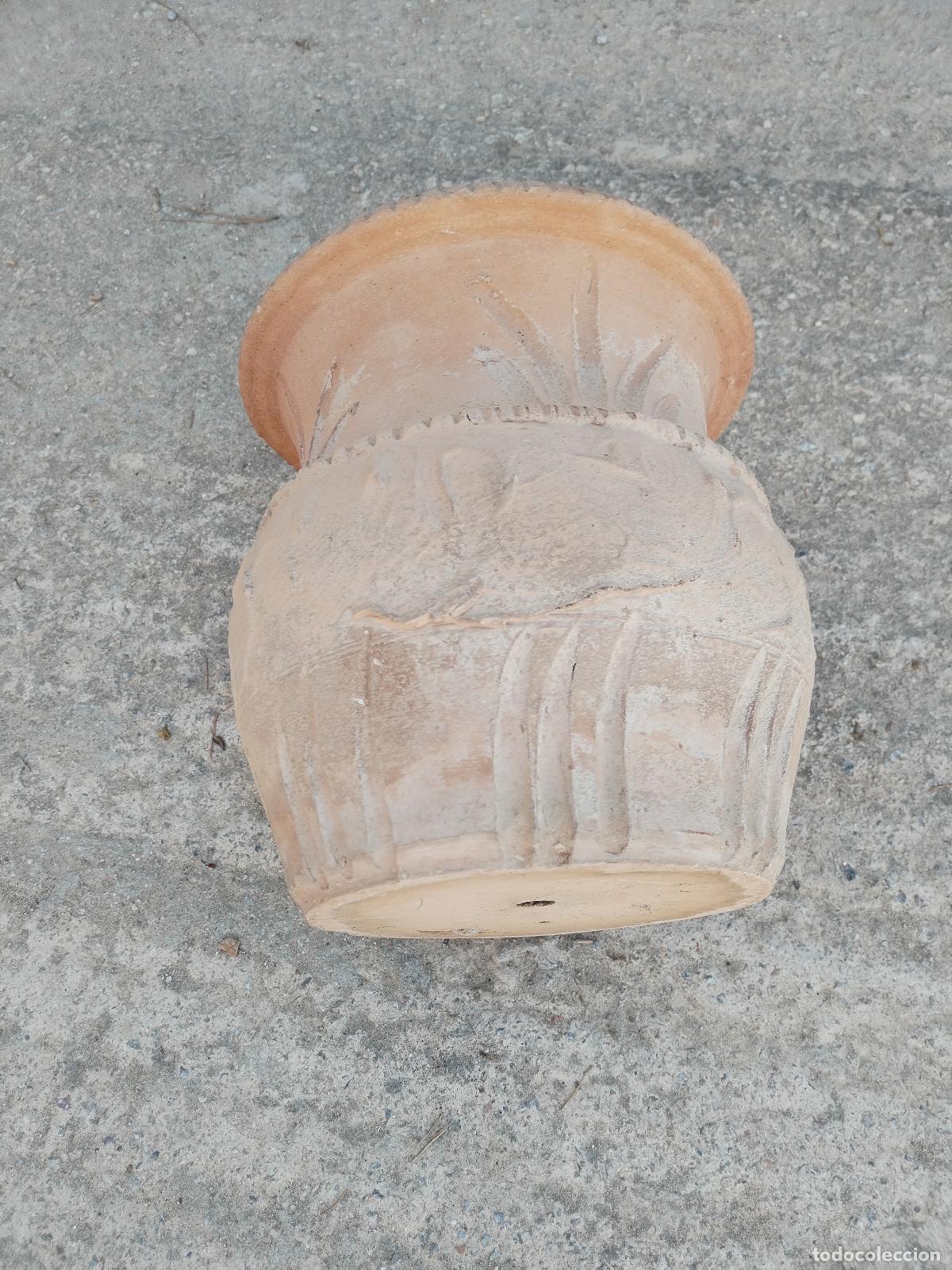Antig&uuml;edades: macetero en terracota con relieves - Foto 3