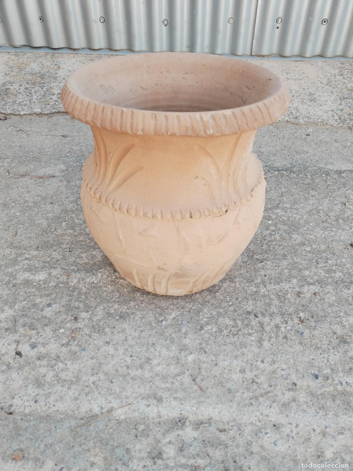 Antig&uuml;edades: macetero en terracota con relieves - Foto 4