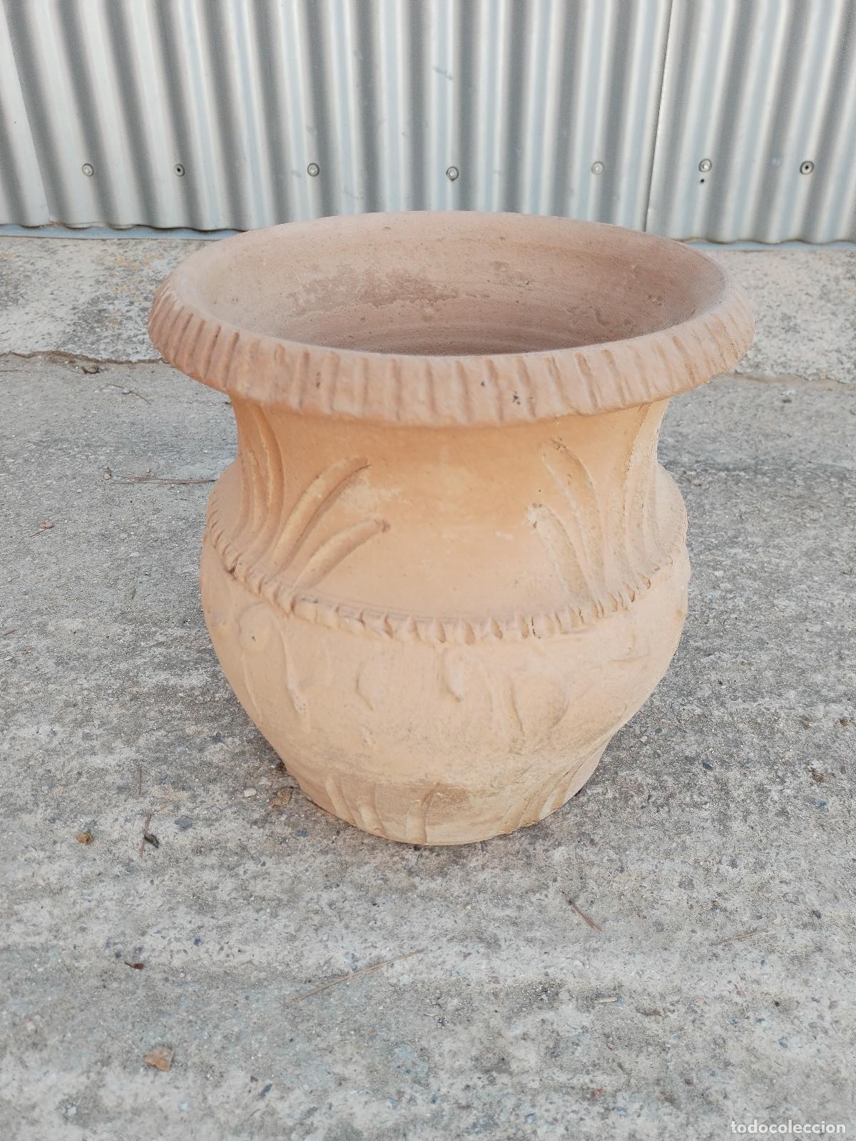 Antig&uuml;edades: macetero en terracota con relieves - Foto 5