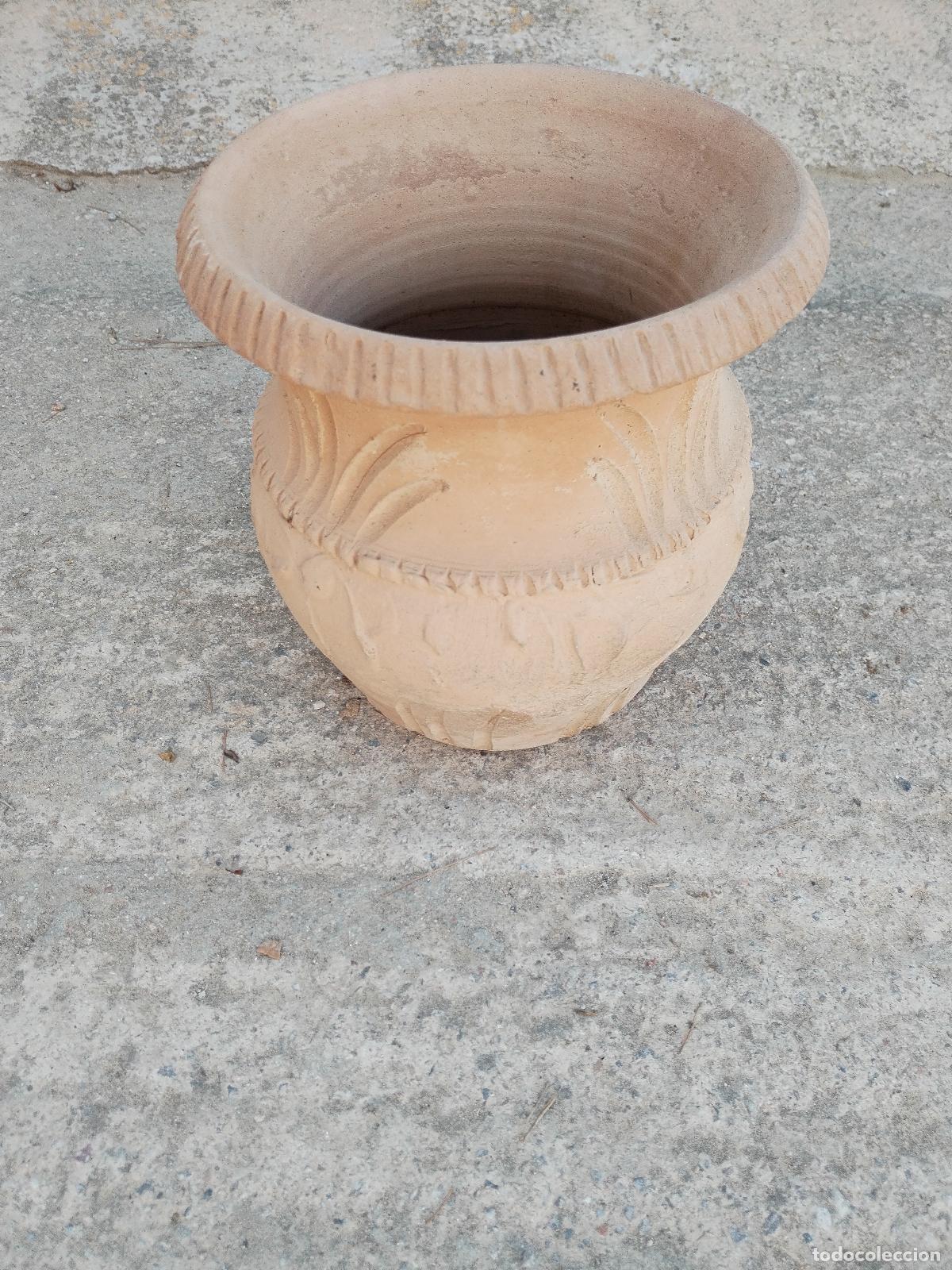 Antig&uuml;edades: macetero en terracota con relieves - Foto 7