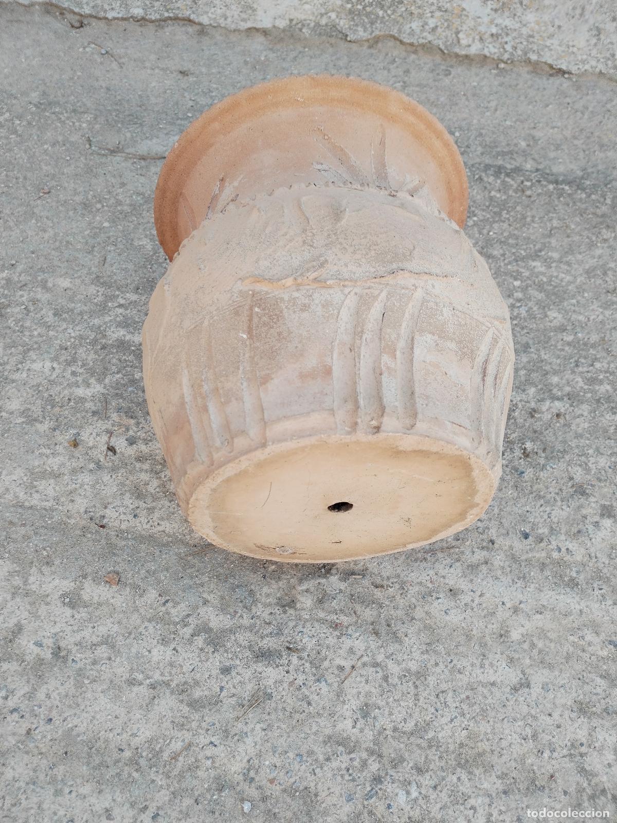 Antig&uuml;edades: macetero en terracota con relieves - Foto 8