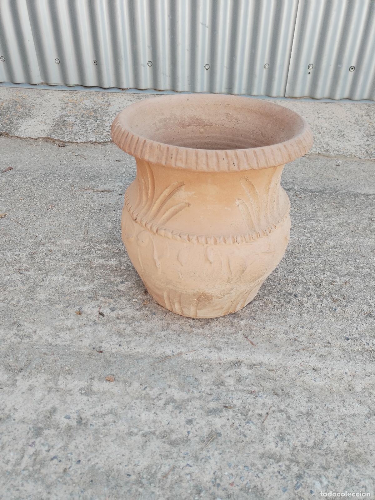 Antig&uuml;edades: macetero en terracota con relieves - Foto 9