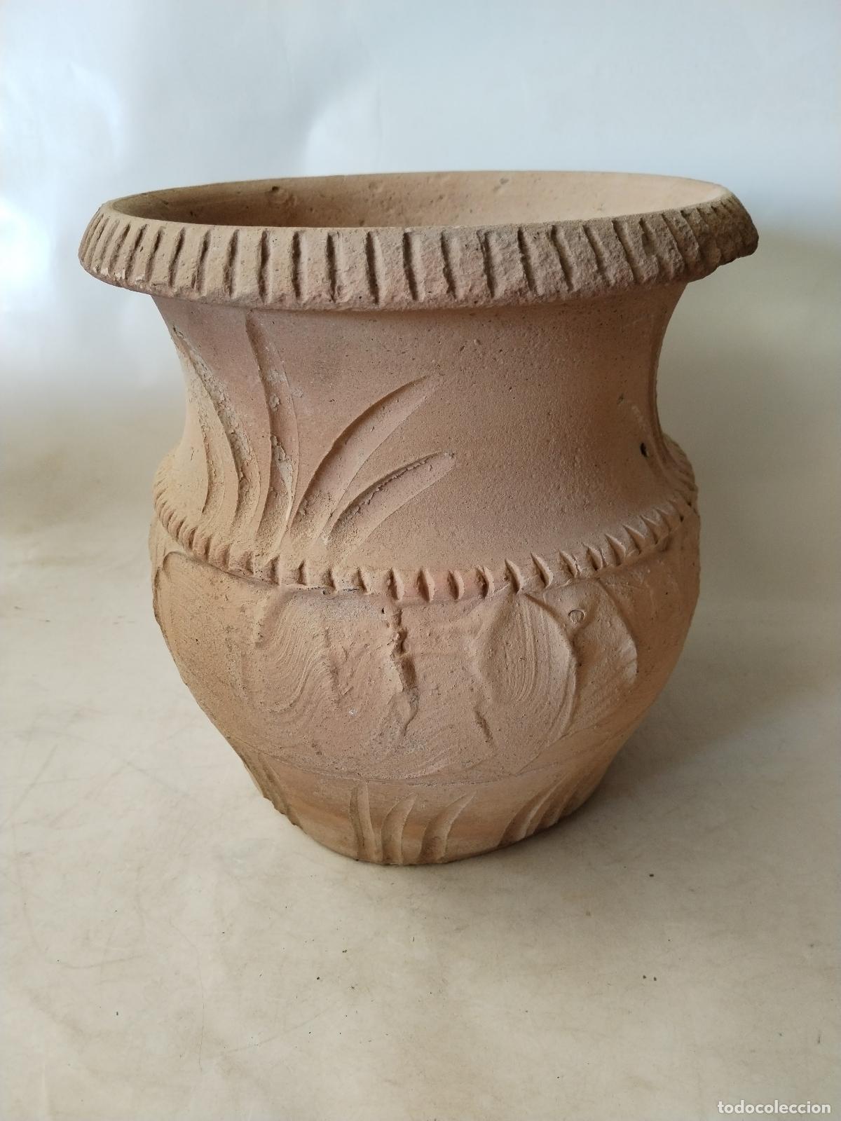 Antig&uuml;edades: macetero en terracota con relieves - Foto 1