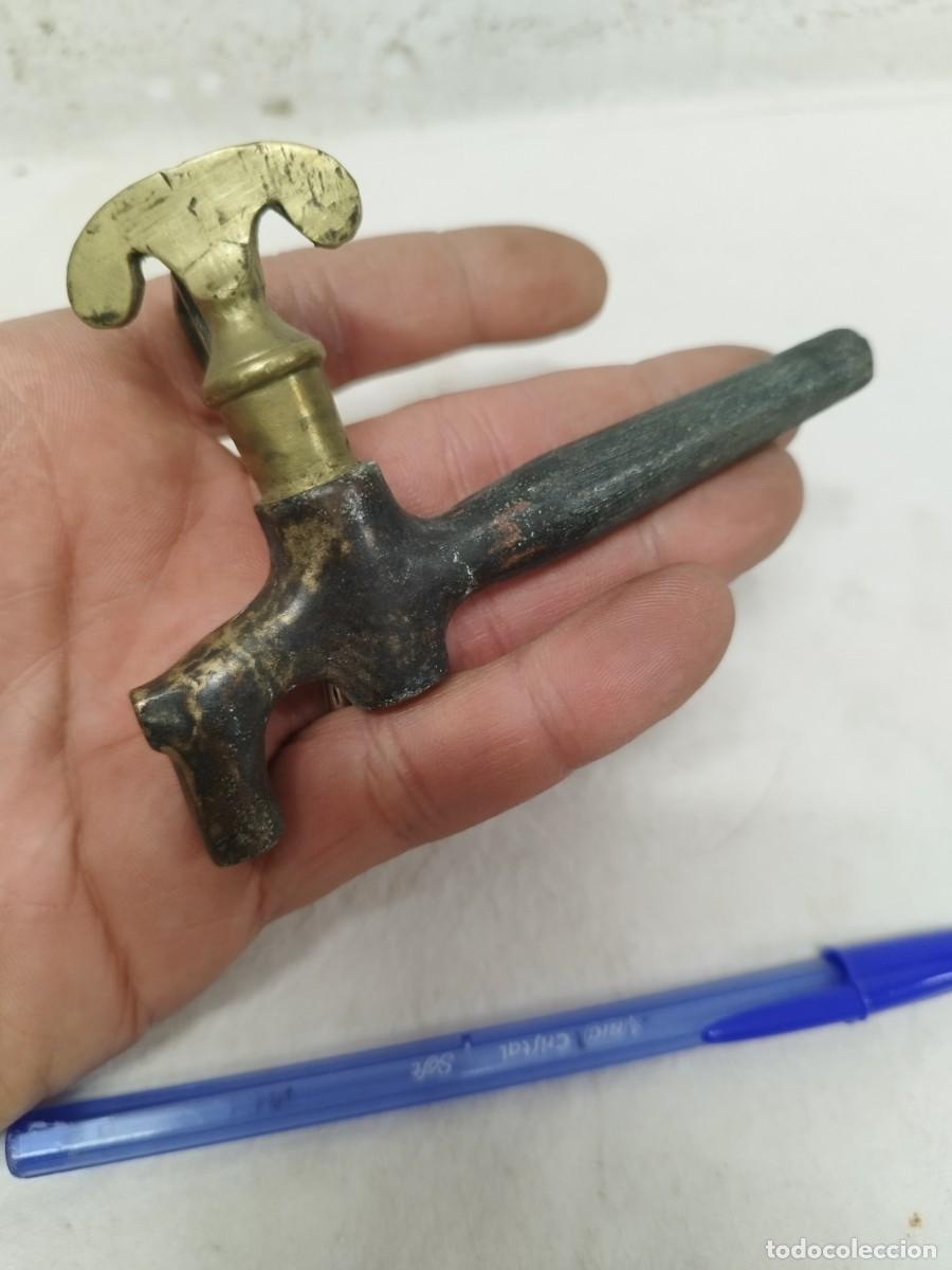 Antig&uuml;edades: Antiguo grifo de bronce o lat&oacute;n. - Foto 1