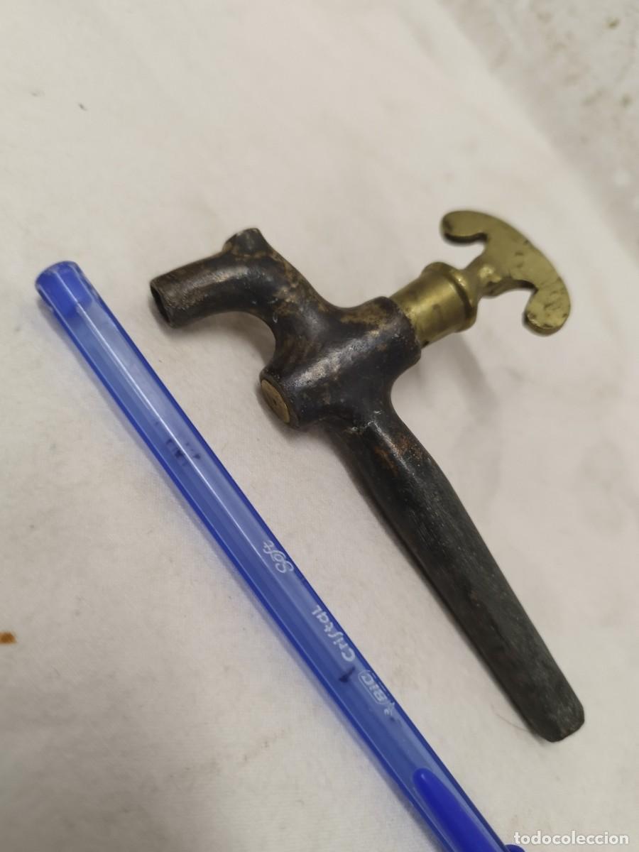 Antig&uuml;edades: Antiguo grifo de bronce o lat&oacute;n. - Foto 2
