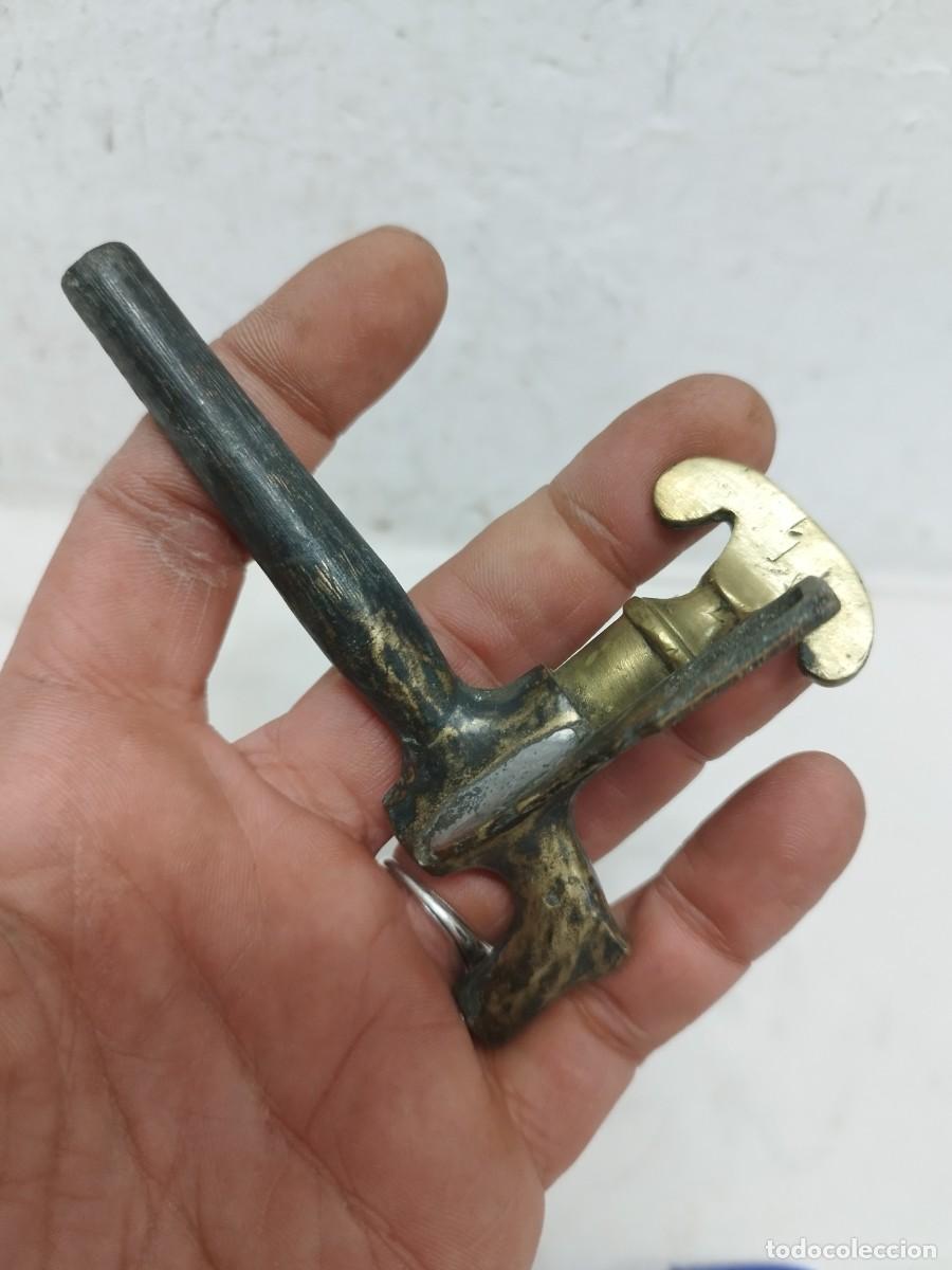 Antig&uuml;edades: Antiguo grifo de bronce o lat&oacute;n. - Foto 4