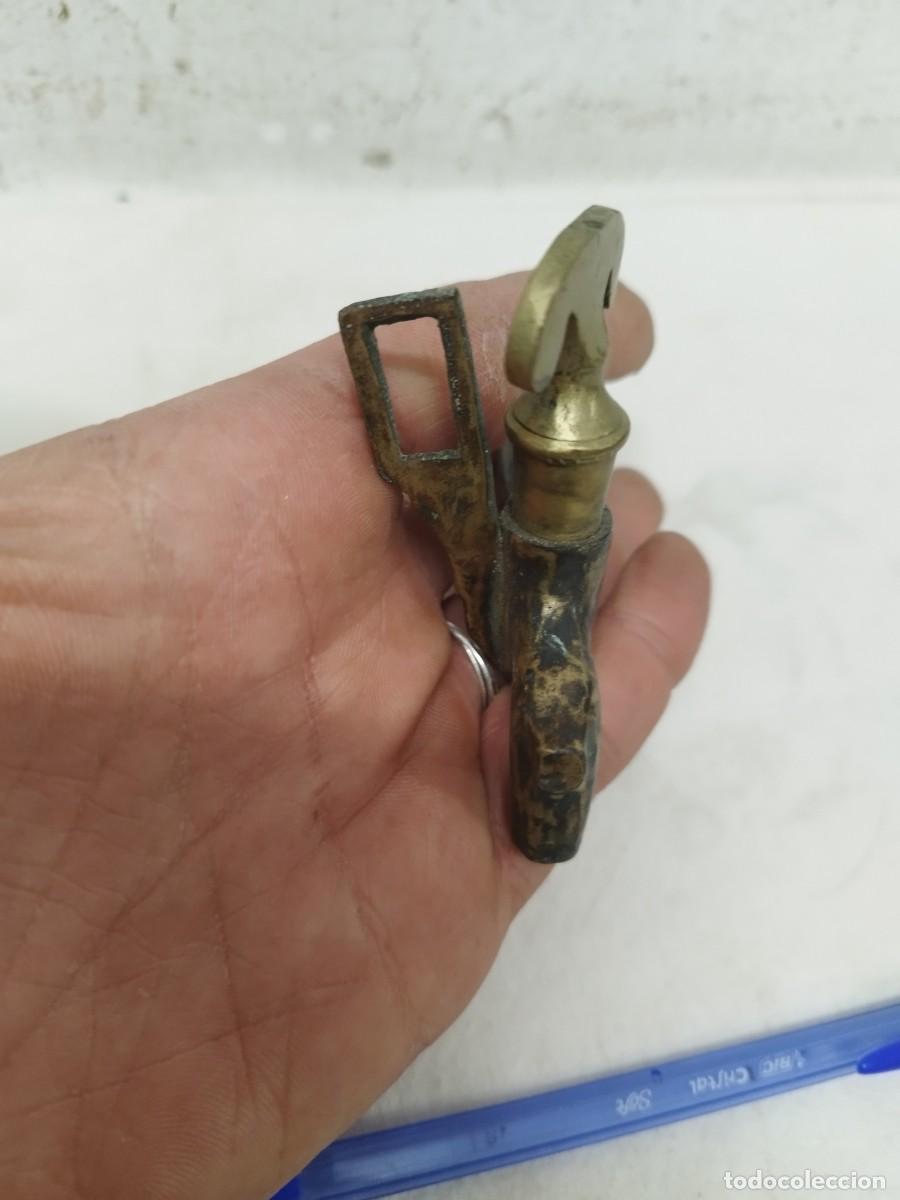 Antig&uuml;edades: Antiguo grifo de bronce o lat&oacute;n. - Foto 5