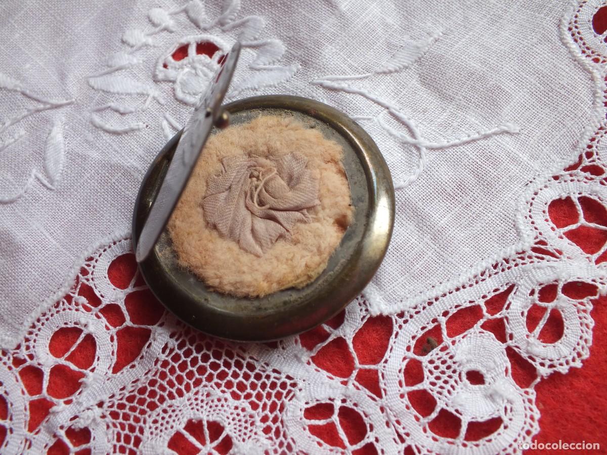 Antig&uuml;edades: ANTIGUA PEQUE&Ntilde;A POLVERA EN BRONCE CON SU POMP&Oacute;N - Foto 1