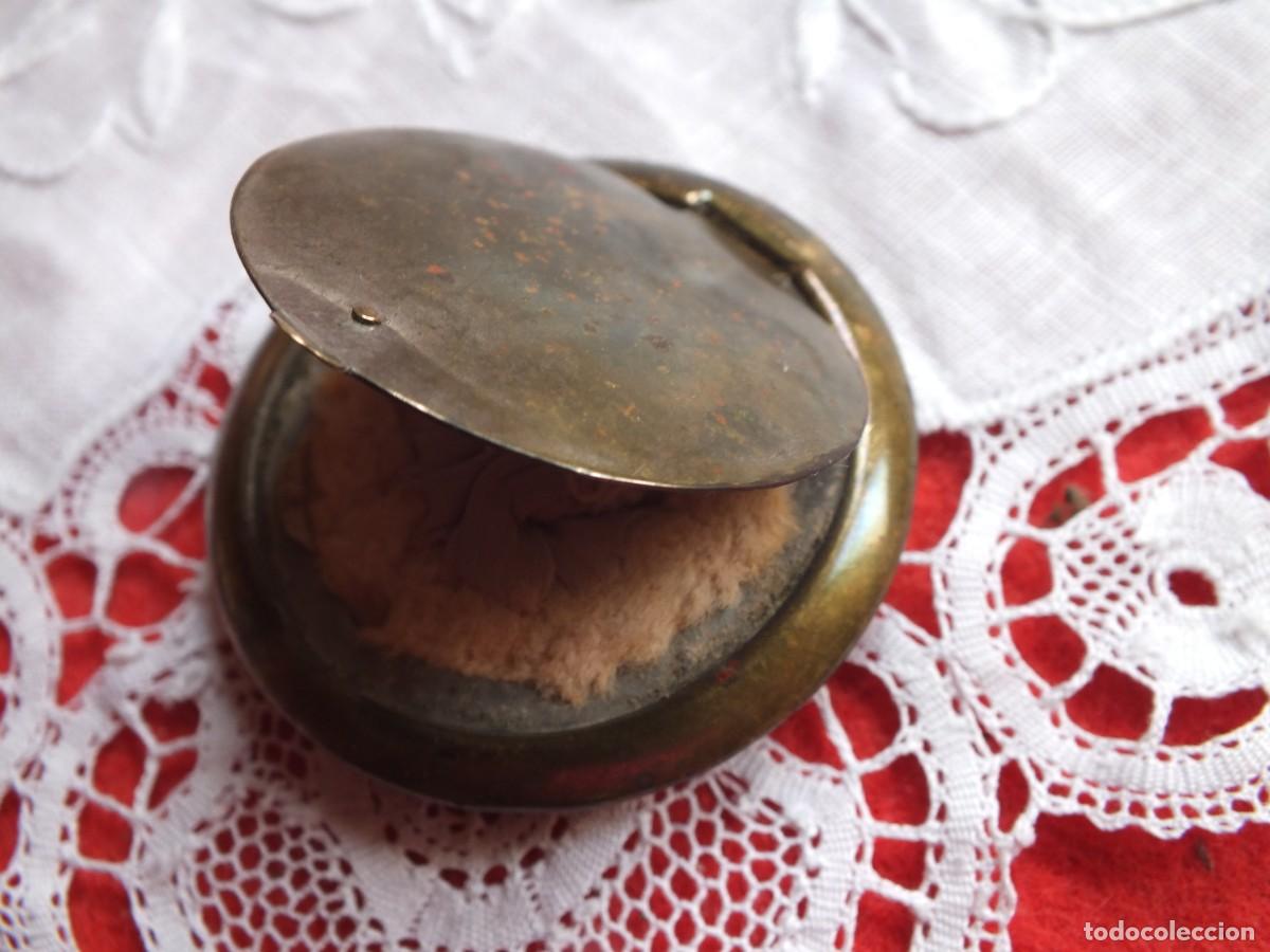 Antig&uuml;edades: ANTIGUA PEQUE&Ntilde;A POLVERA EN BRONCE CON SU POMP&Oacute;N - Foto 2