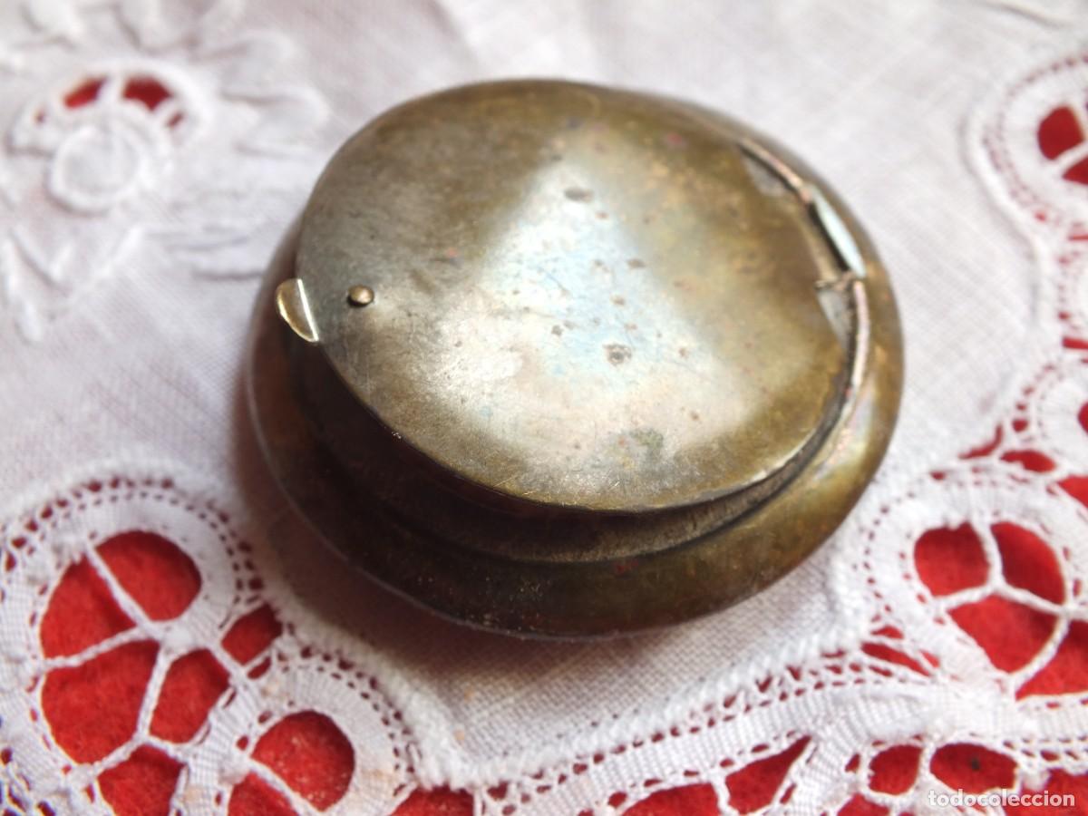 Antig&uuml;edades: ANTIGUA PEQUE&Ntilde;A POLVERA EN BRONCE CON SU POMP&Oacute;N - Foto 6