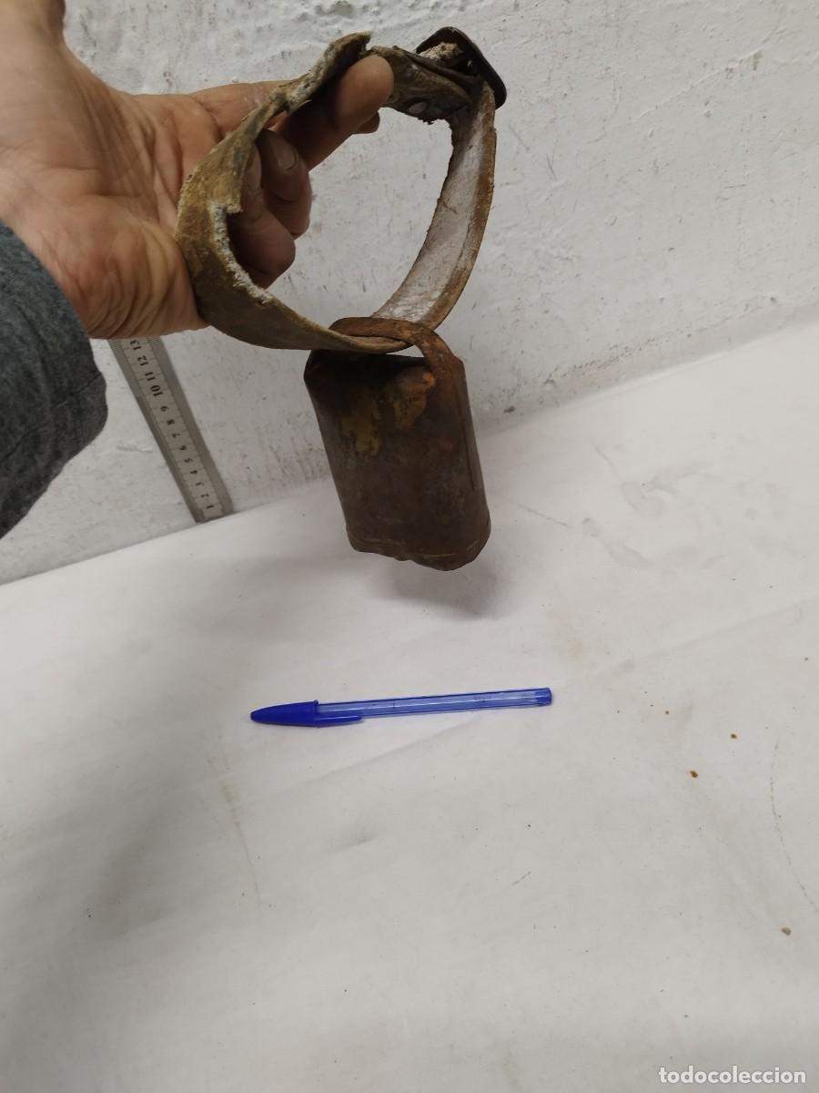 Antig&uuml;edades: Antiguo collar de cuero con gran cncerro. - Foto 1
