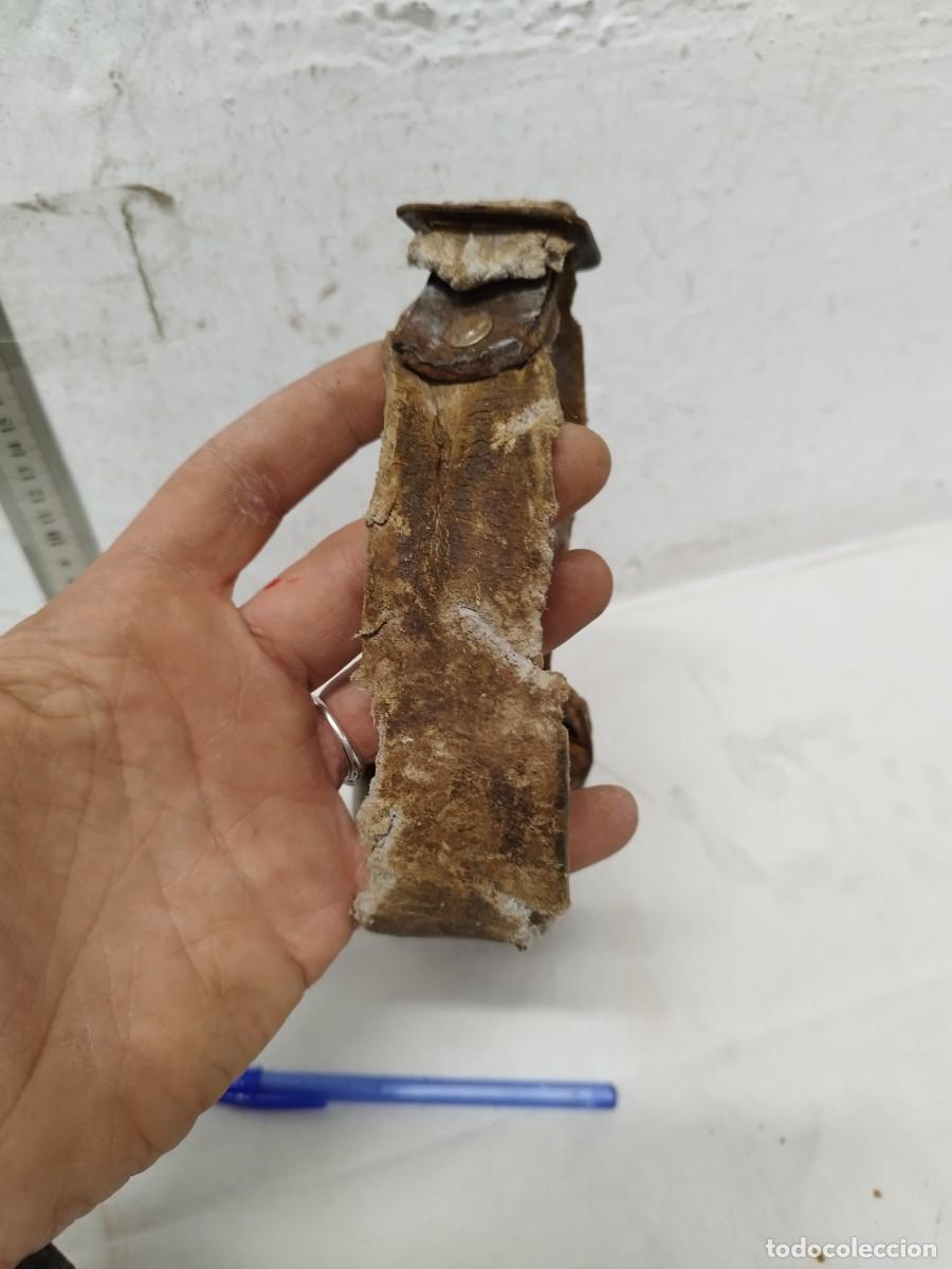 Antig&uuml;edades: Antiguo collar de cuero con gran cncerro. - Foto 2