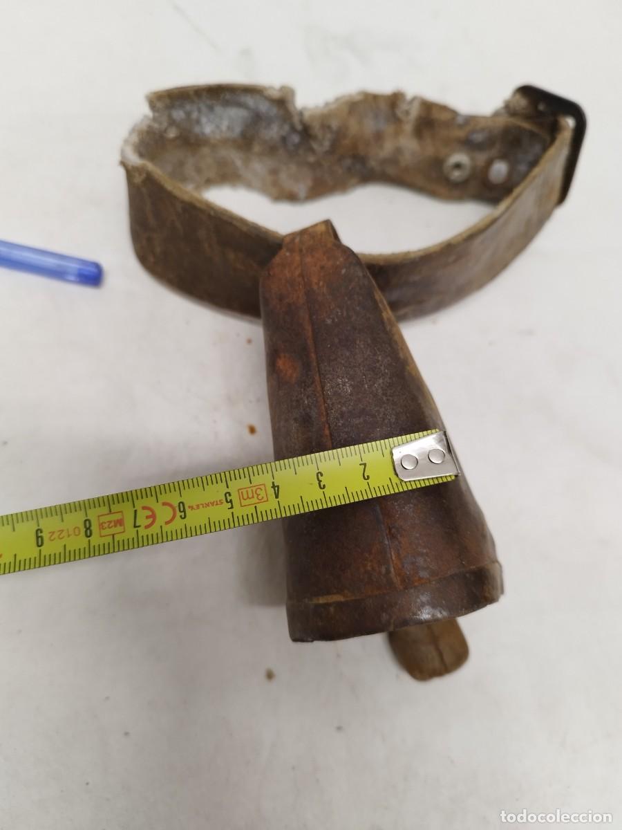 Antig&uuml;edades: Antiguo collar de cuero con gran cncerro. - Foto 4