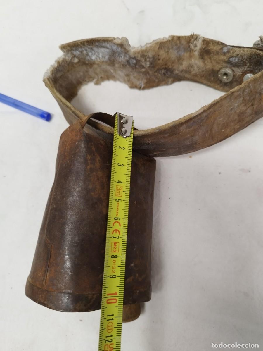 Antig&uuml;edades: Antiguo collar de cuero con gran cncerro. - Foto 5
