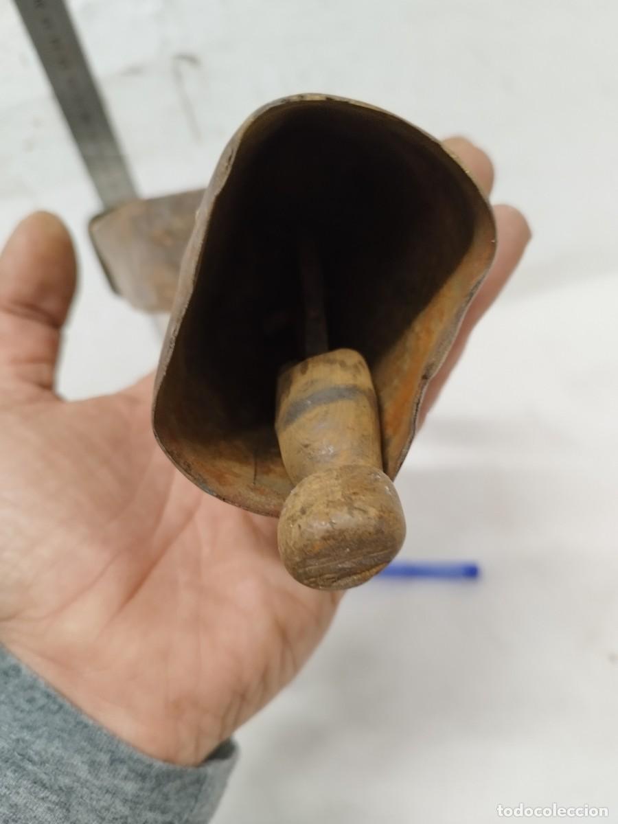 Antig&uuml;edades: Antiguo collar de cuero con gran cncerro. - Foto 6
