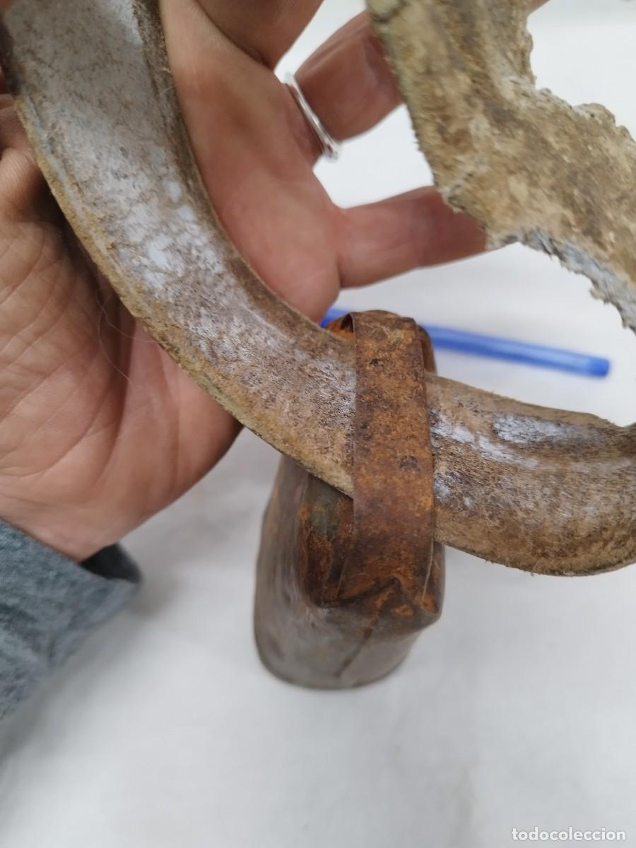 Antig&uuml;edades: Antiguo collar de cuero con gran cncerro. - Foto 7