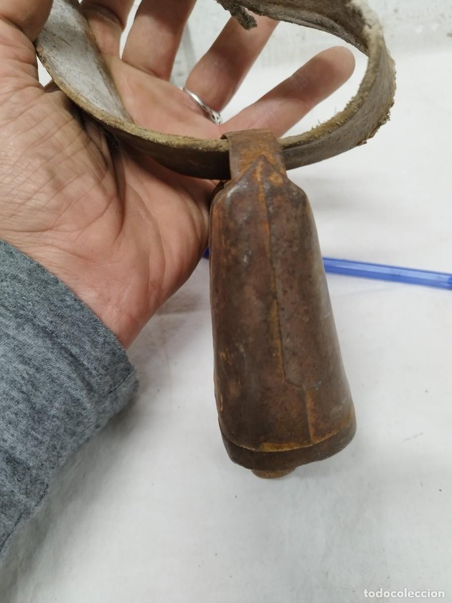 Antig&uuml;edades: Antiguo collar de cuero con gran cncerro. - Foto 8