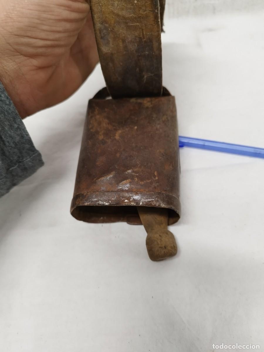 Antig&uuml;edades: Antiguo collar de cuero con gran cncerro. - Foto 9
