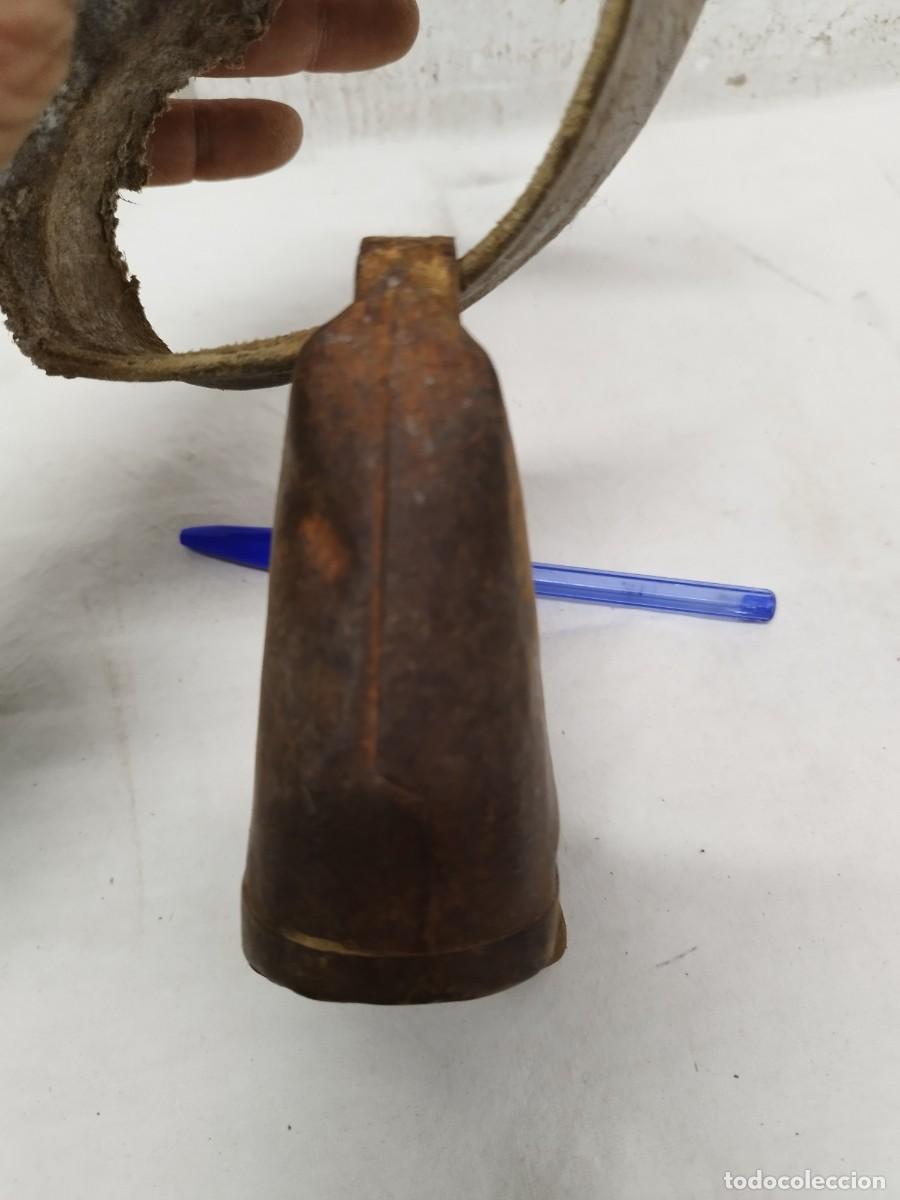 Antig&uuml;edades: Antiguo collar de cuero con gran cncerro. - Foto 10