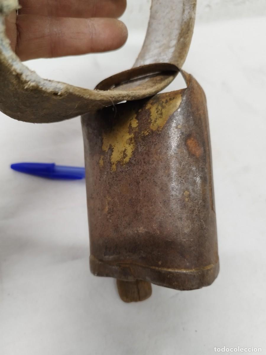 Antig&uuml;edades: Antiguo collar de cuero con gran cncerro. - Foto 11