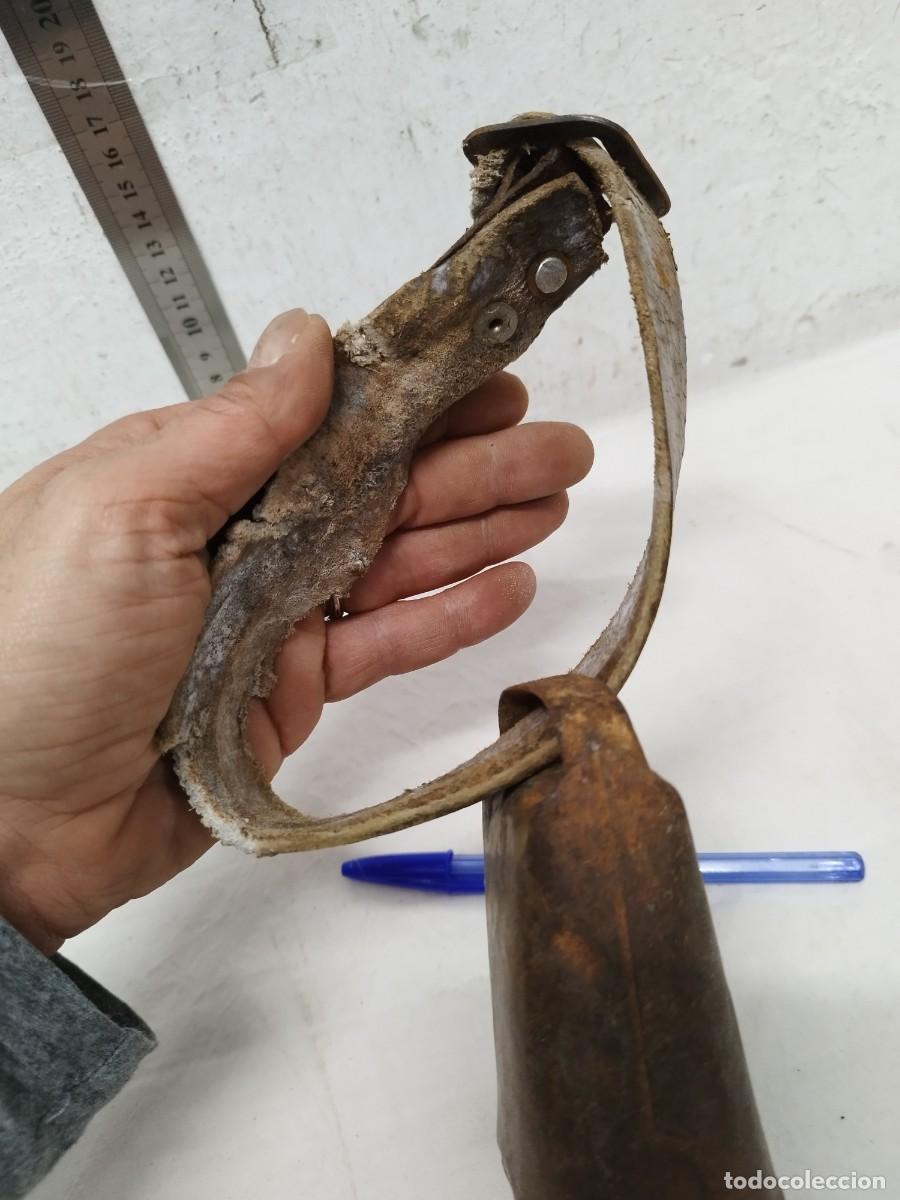Antig&uuml;edades: Antiguo collar de cuero con gran cncerro. - Foto 12