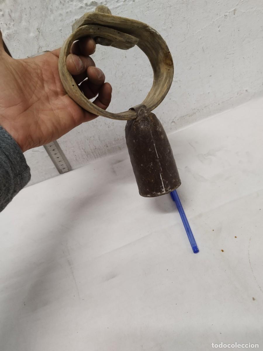 Antig&uuml;edades: Antiguo collar de cuero con gran cencerro. - Foto 1