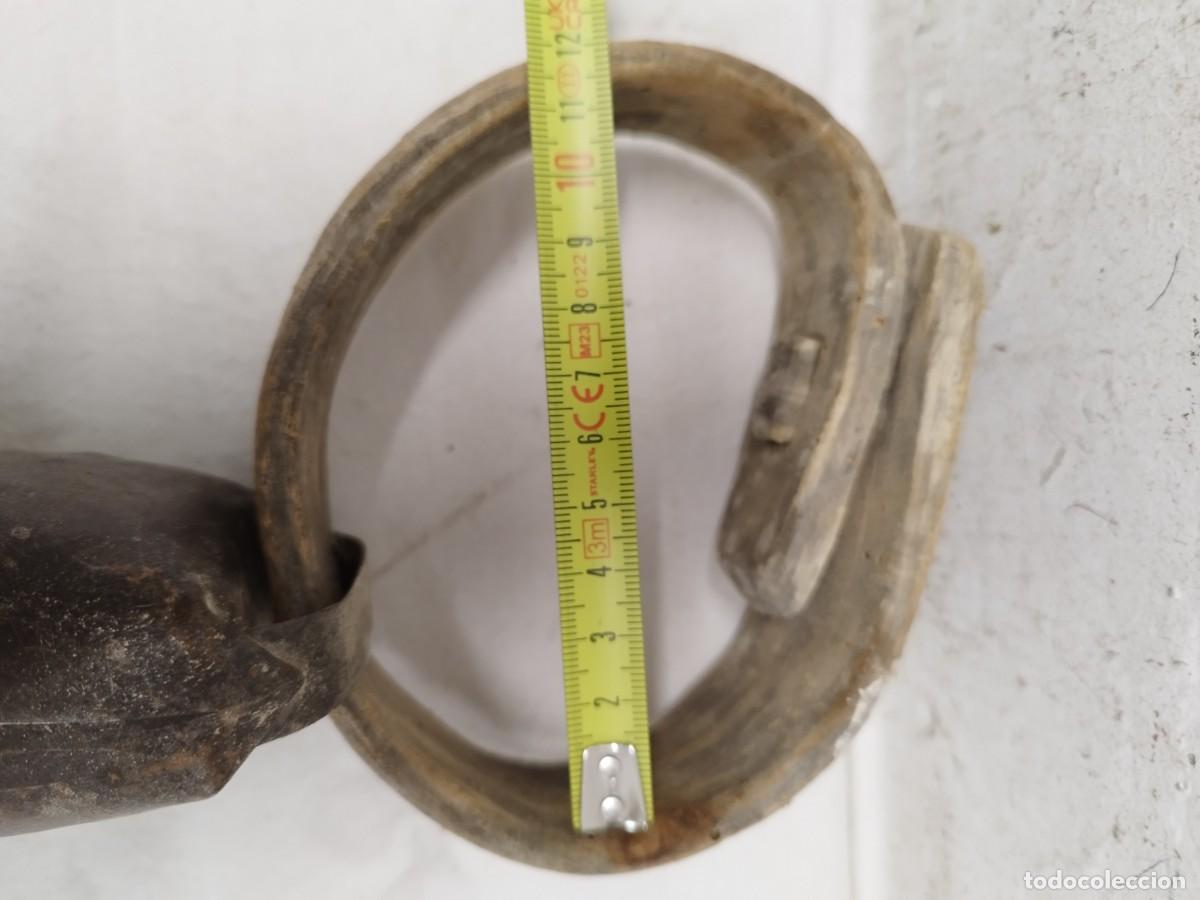 Antig&uuml;edades: Antiguo collar de cuero con gran cencerro. - Foto 6